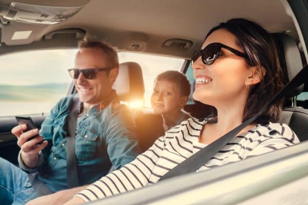 Familie fährt im Auto Familie fährt im Auto