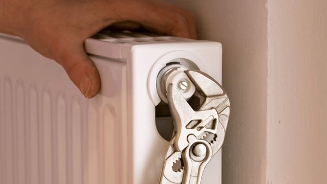 Heizung entlüften in 10 Schritten – was tun, wenn’s gluckert?