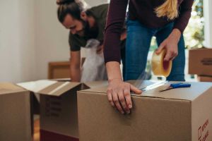 Mann und Frau packen Kartons