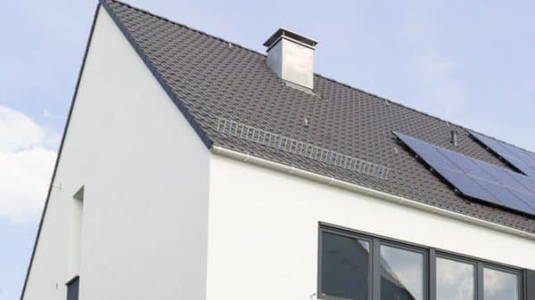 Modernes Haus nutzt die Kraft der Sonne für die Energieerzeugung mit Photovoltaik