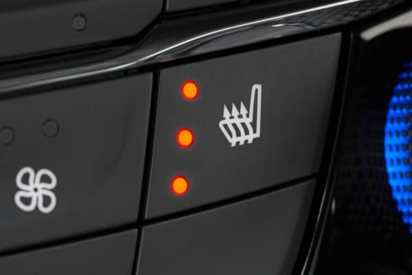 Symbol der Sitzheizung auf einem Bedienelement im Auto.,