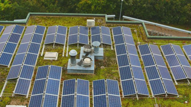 Photovoltaik auf dem Flachdach: Geht das?