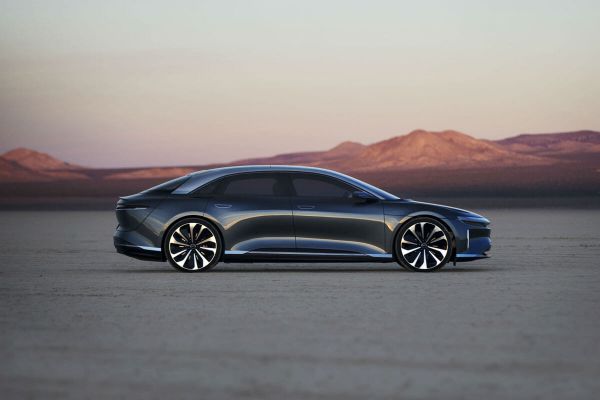 Lucid Air im Seitenprofil