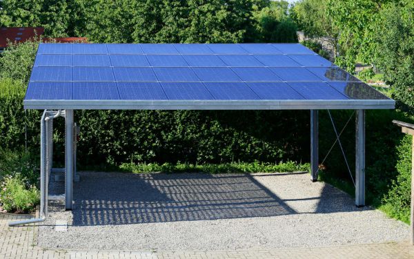 Es muss nicht immer eine riesige Anlage auf dem Dach sein: Auch Solarpanele auf dem Solar-Carport können Strom erzeugen oder bei der Warmwasserbereitung unterstützen.