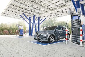 E-Auto wird an einer Ladesäule des Schnellladeparks in Rutesheim geladen