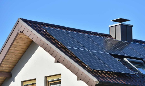 Haus mit Photovoltaikanlage auf dem Dach