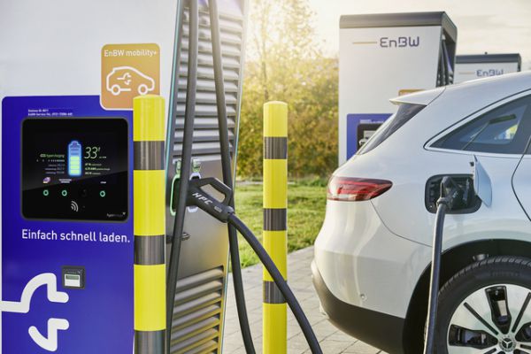 E-Auto wird an Schnellladenstation geladen
