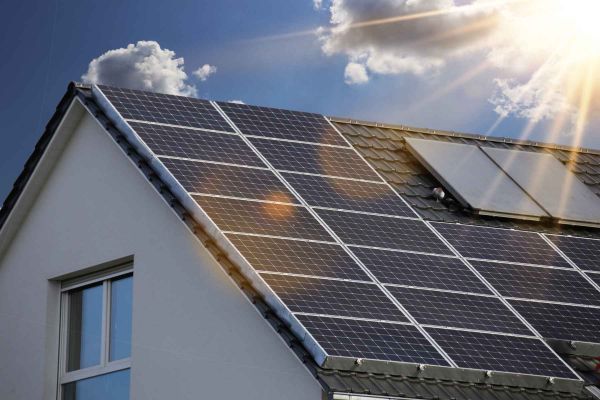 Sonne scheint auf einen Solardach