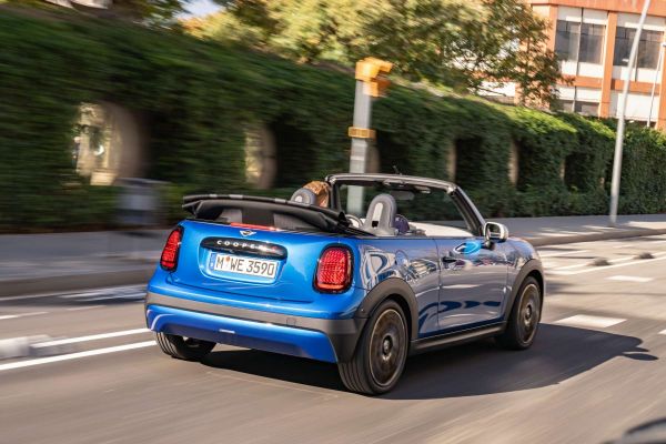 Blaues Mini Cooper Cabrio S fährt auf einer Straße