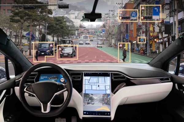 Cockpit eines autonom fahrenden Fahrzeugs, welches Personen, Gegenstände und Verkehrszeichen erkennt.