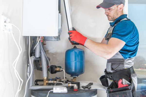 Handwerker repariert Heizung