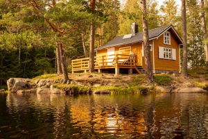 Haus am See mit PV-Anlage