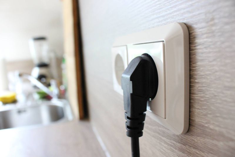 Stecker in Steckdose an der Wand
