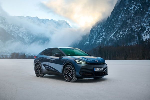 CUPRA Tavascan in einer Winterlandschaft