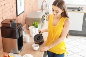 Frau in der Kaffeeküche im Büro