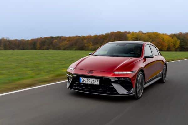 Ein roter Hyundai ioniq 6 auf der Straße am Fahren