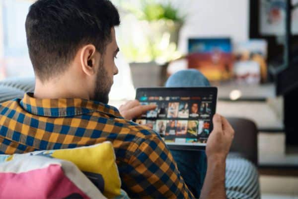 Serie wird über Tablet gestreamt