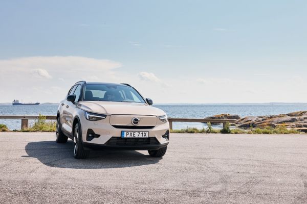 EX40 Sand edition vor einer Meereskulisse