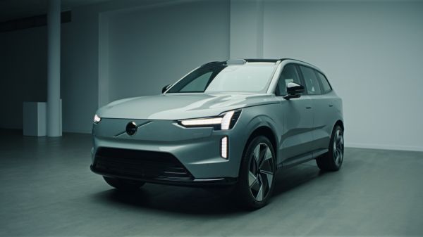 Volvo EX90 im Showroom