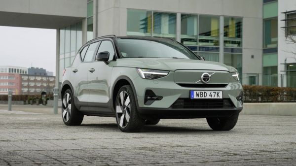 Volvo XC40 vor einer Häuserkulisse
