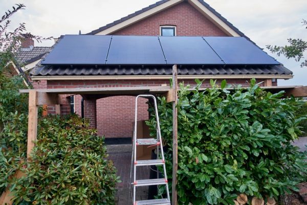 Solarcarport vor einem Einfamilienhaus