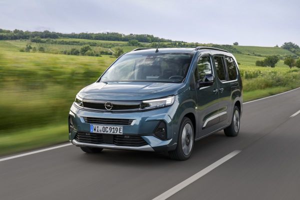 Der Opel Combo Electric auf einer Landstraße
