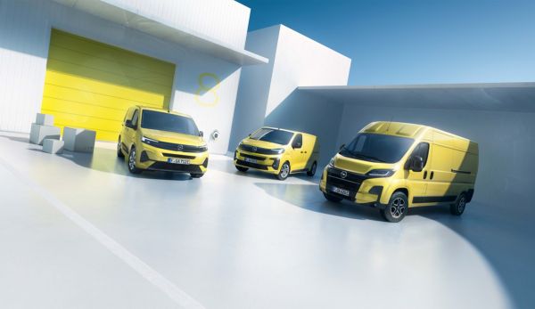 Der Combo Cargo Electric, Vivaro Electric, Movano Electric vor einer Liefergarage