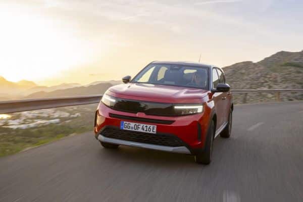 Opel Frontera Electric von vorne auf einer Straße im Süden