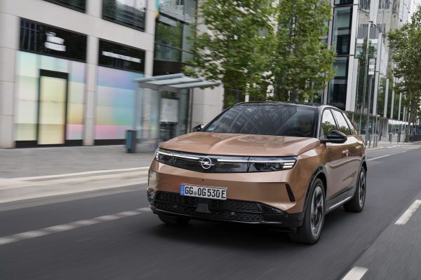 Opel Grandland Electric in der Stadt vor einem Laden.