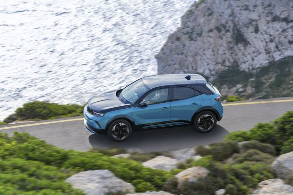 Der Opel Mokka Electric in der Seitenansicht am Meer.