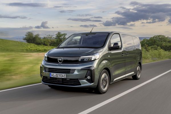 Der Opele Zafira Electric auf einer Landstraße