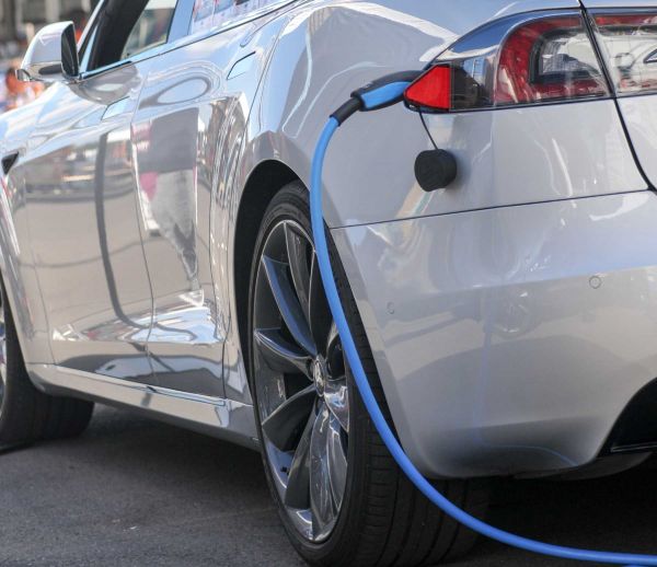 E-Auto wird aufgeladen