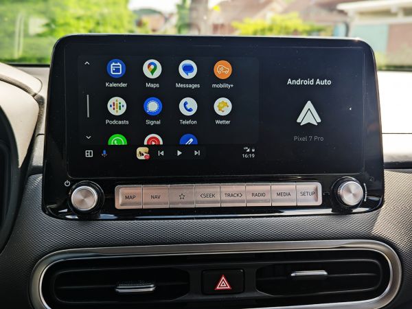 App-Übersicht in Android Auto auf dem Display eines Autos