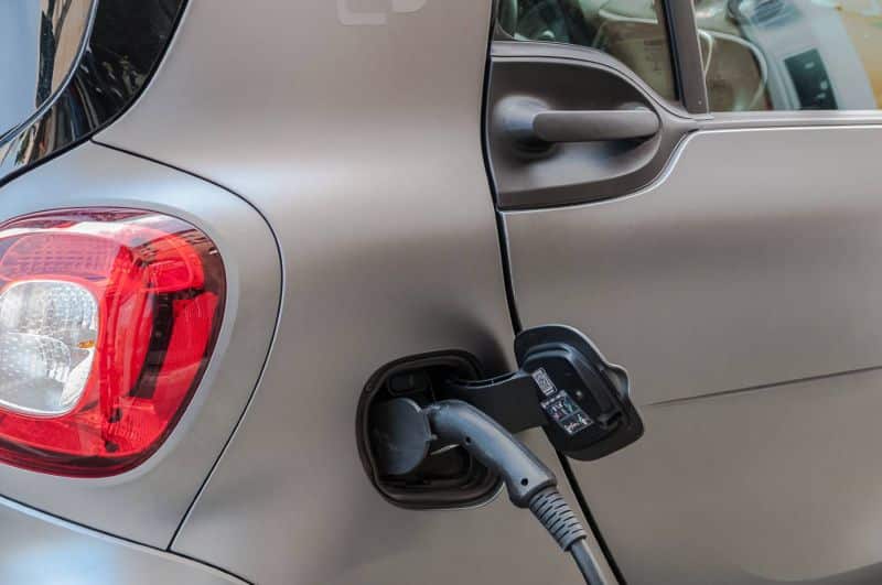 Nahaufnahme eines E-Autos, welches geladen wird.
