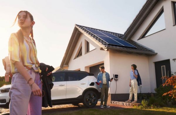 Familie lädt ihr E-Auto mit ihrer Wallbox. PV ist auf dem Dach.
