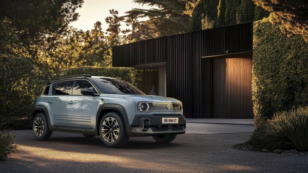 Renault 4 E-Tech in grau steht vor einer Garage