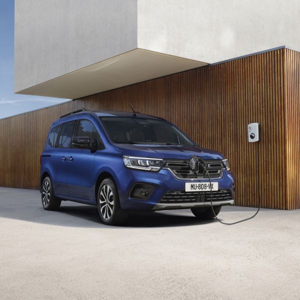 Blauer Renault E-Tech Electric lädt an einer Wallbox.