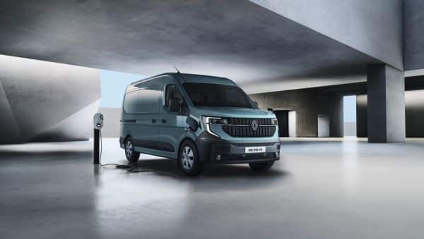 Grüner Renault Master Kastenwagen lädt an einer Ladestation.