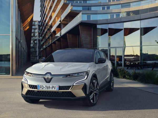 Grauer Renault Mégane E-Tech vor einer Hausfassade
