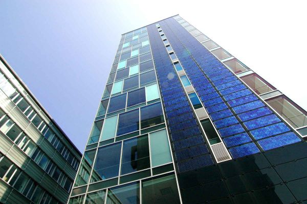 Hochhaus mit Solarfassade.