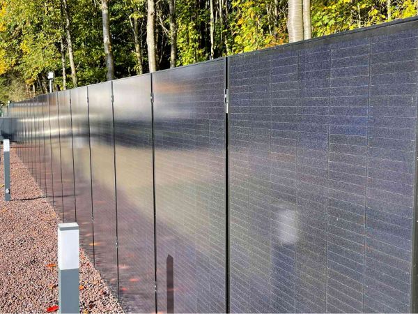 Solarzaun im Freien.