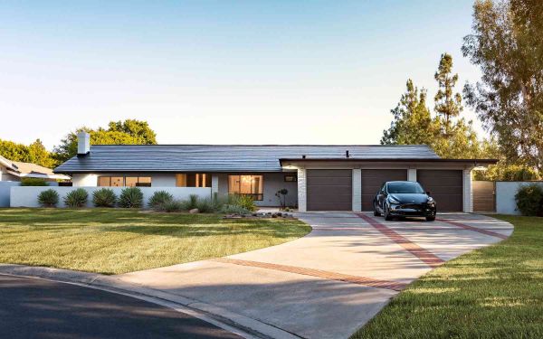 Zusehen ist ein Bungalow mit Solar-Ziegeln.