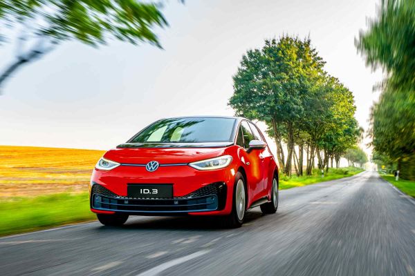 Roter VW ID.3 auf einer Landstraße.