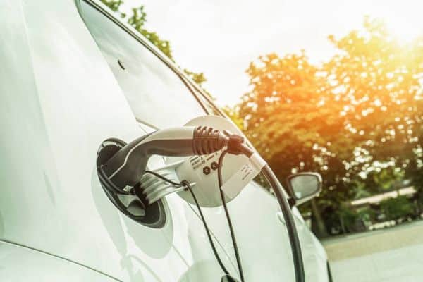 E-Auto beim Ladevorgang.