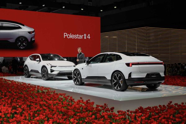 Polestar 4 auf einer Automesse.