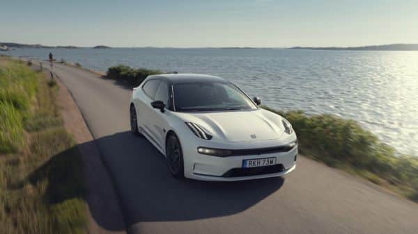 Zeekr 0001 fährt auf einer Straße neben einem Gewässer.