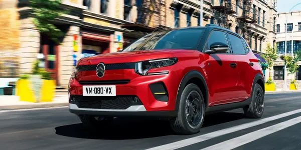 Roter Citroen e C3 in der Stadt.