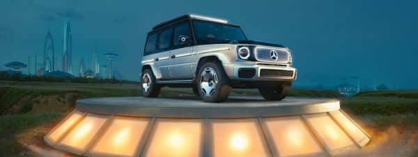 Mercedes Concept EQG auf einem leuchtenden Podest.