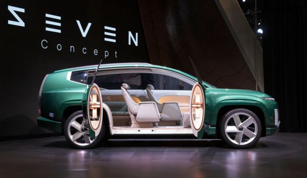 Hyundai Ioniq 7. Seitentüren sind geöffnet und man kann den Innenraum sehen.