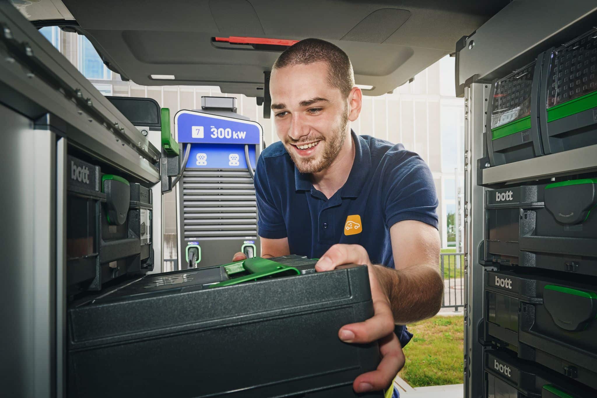 Monteur bei der Reparatur einer Ladesäule.
